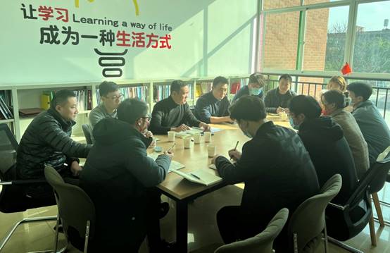 clip_image002.jpg 一群人在餐厅里 描述已自动生成